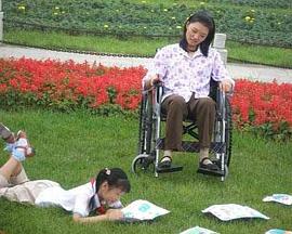9岁单亲女孩，独自开画室当老师，只为给瘫痪妈妈买轮椅#小小心愿